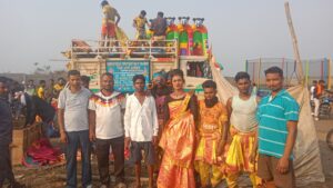 कार्यकिरम में उपस्थित कलाकार व आयोजन समिति के सदस्य